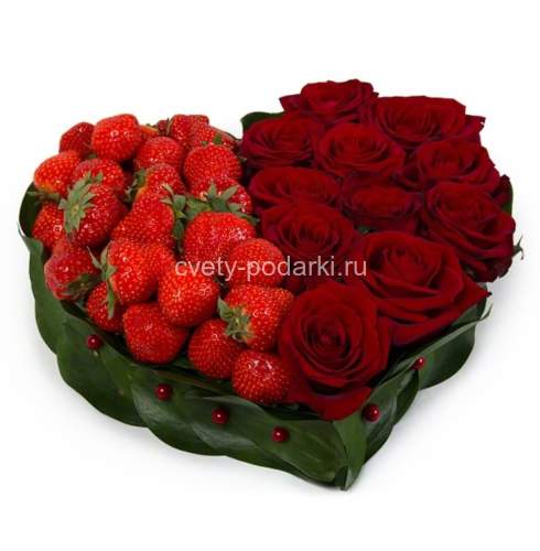 Сердце из красных роз с клубникой