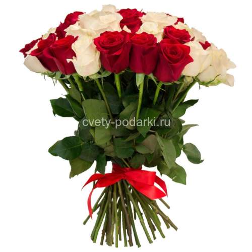 Букет из красных и белых роз
